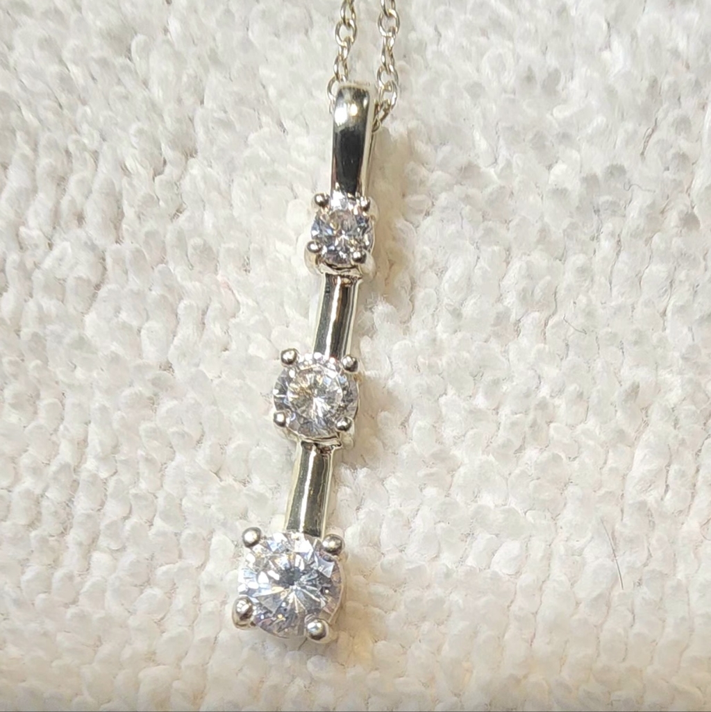 Like New Sterling Silver Pendant And Chain 18 Inch 18$